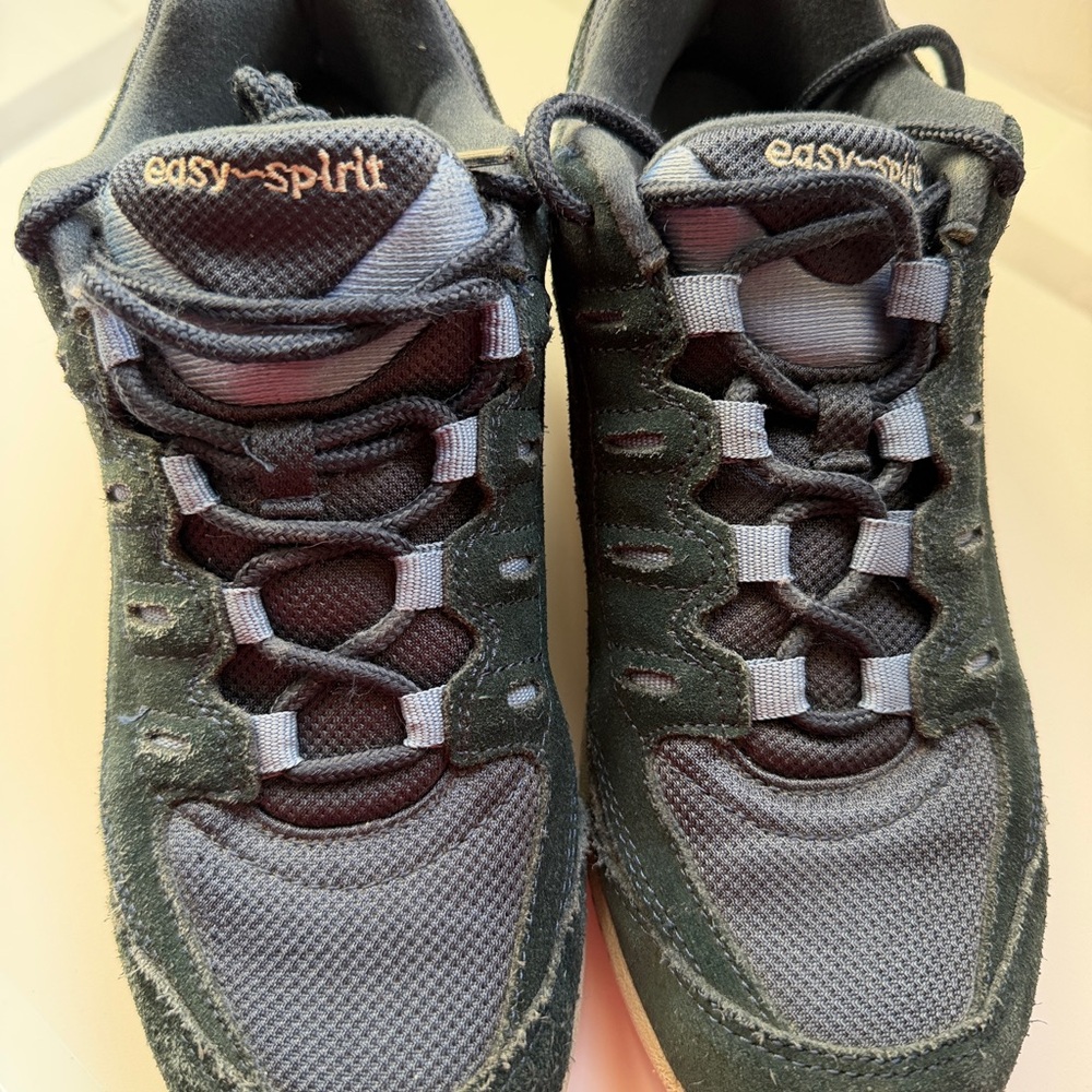 Easy Spirit woman’s Navy Lace-Up Athletic Sneakers